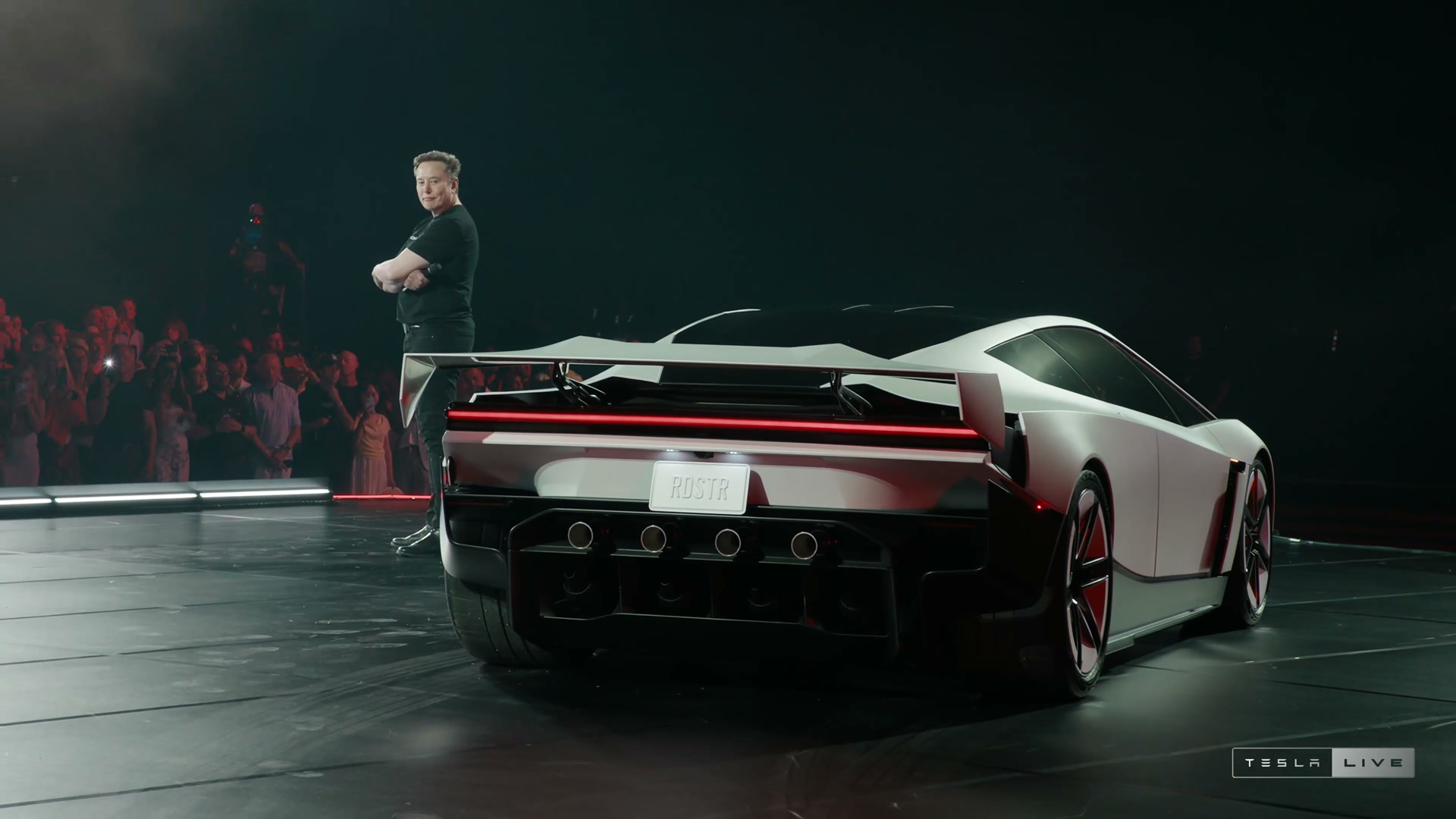 A close look at the rear wing, fan area and rear nozzles.
